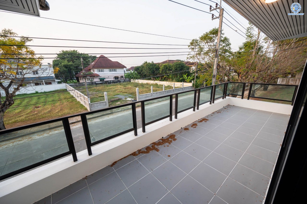 บ้านมือสองตกแต่งใหม่ โครงการ กฤษดานคร20 ปิ่นเกล้า-ติดถนนบรมราชชนนี เนื้อที่ 86 ตร.ว. บ้านเดี่ยวหลังใหญ่ พร้อมฟังก์ชัน 3 ห้องนอน 3 ห้องน้ำ 1 ห้องห้องอเนกประสงค์ จอดรถได้ 2 คัน บนทำเลเชื่อมต่อเมืองอย่างรวดเร็ว ใกล้ทางคู่ขนานลอยฟ้าบรมราชชนนี ทางด่วน "กาญจนาภิเษก" ม.มหิดล และเซ็นทรัลปิ่นเกล้า